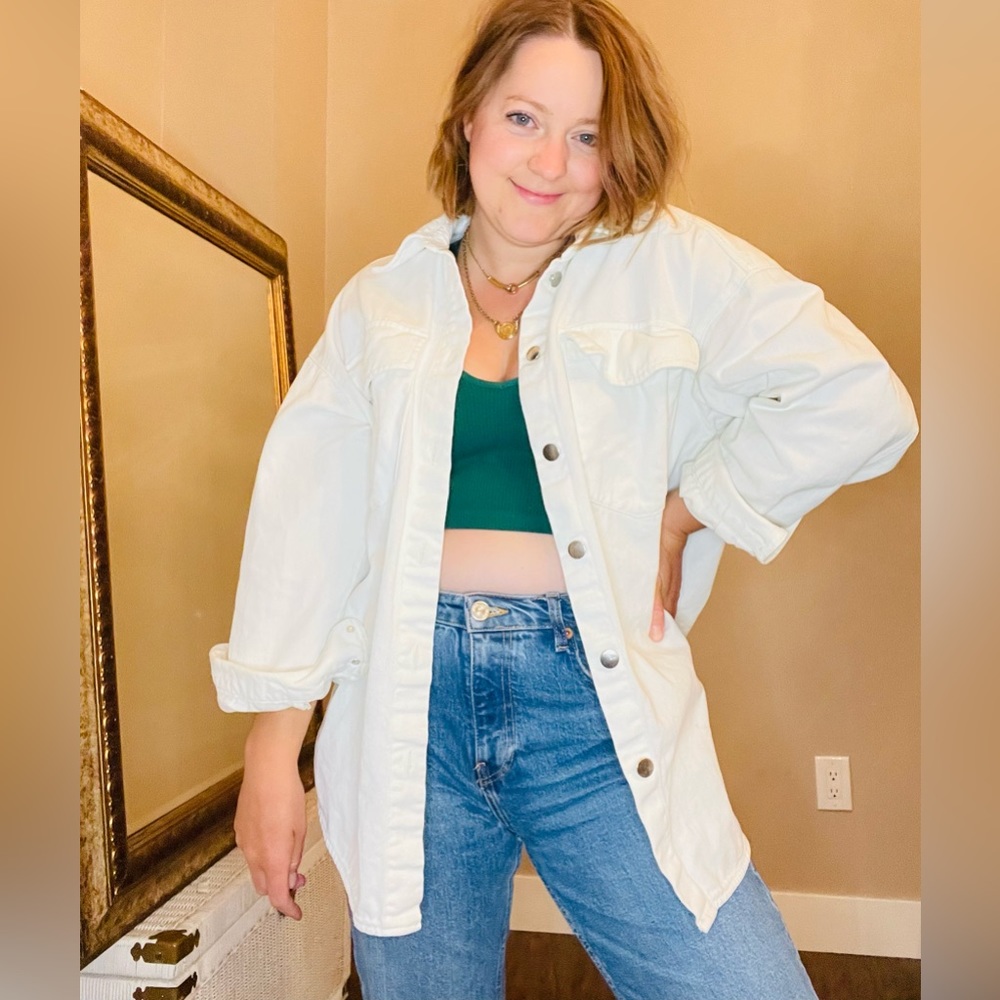 Oversized White Denim Jacket

Size: Small

Brand: H&M

Color: White